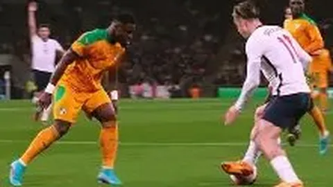 佟丽娅夜晚同行三位男士闲逛，谈笑风生心情愉悦